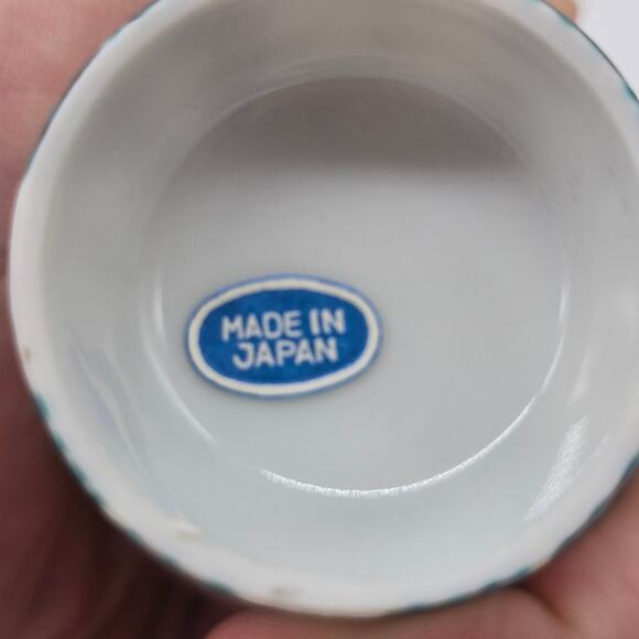 Vintage MCI Sake Set Ceremonial Decanter and 5 cups Japan White Red Black - Picture 5 of 6